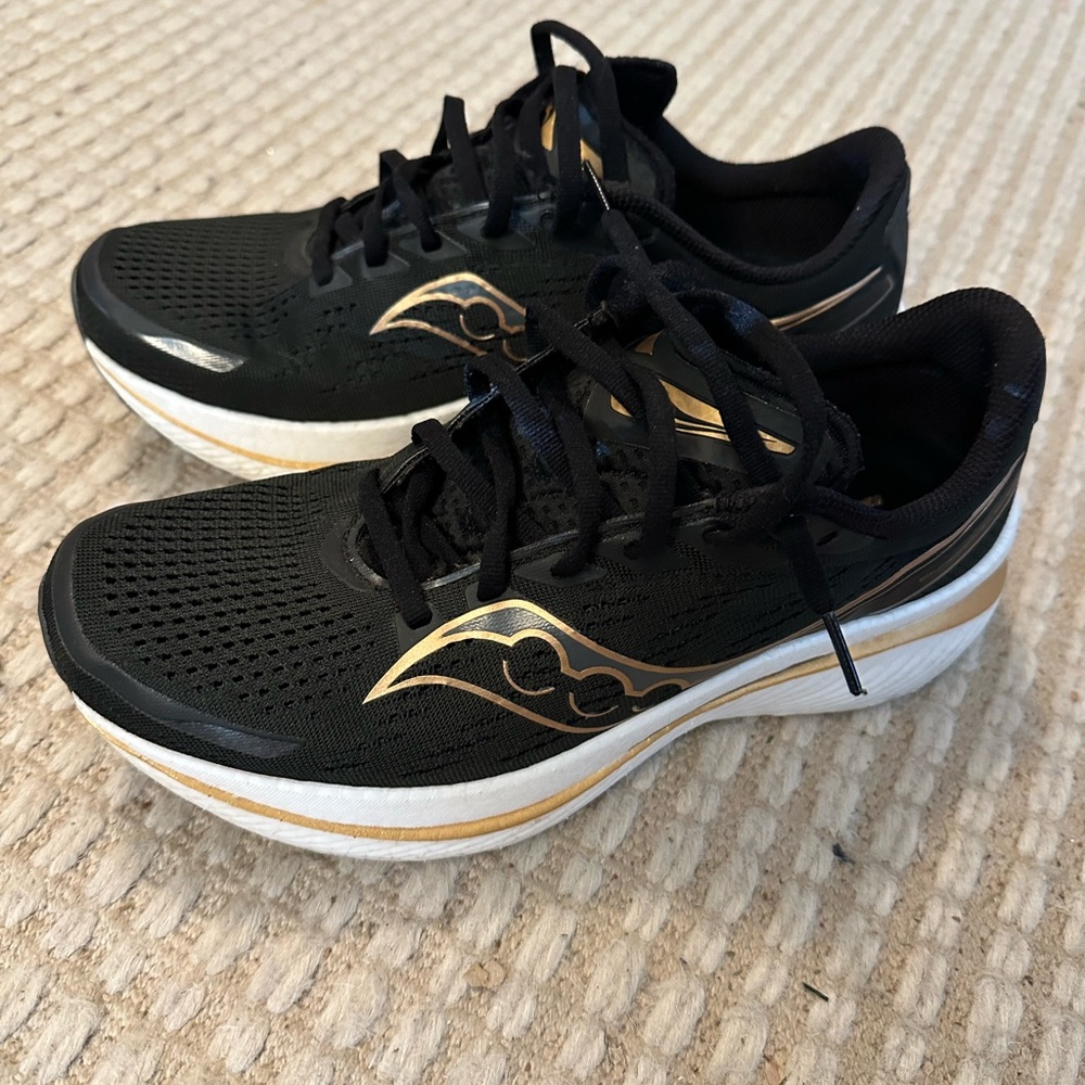 Men’s 10.5 Saucony Black and Gold Speed 3